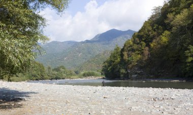 Nehir ve dağlarla dolu güzel bir manzara.