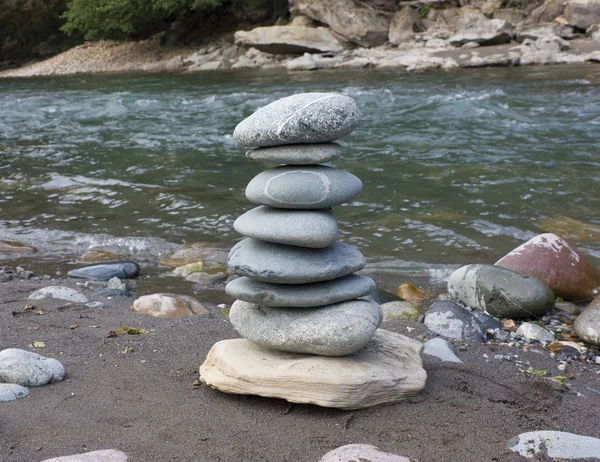 Piramit taş nehir kıyısında. 