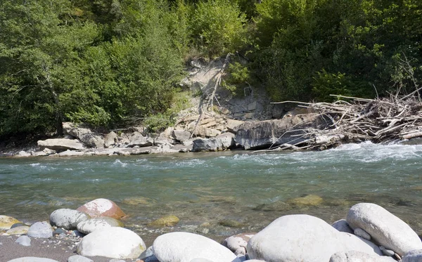 Nehir ve dağlarla dolu güzel bir manzara.