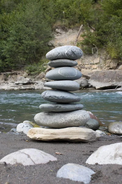 Piramit taş nehir kıyısında. 