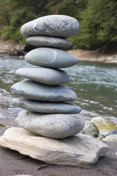 Pyramid of stones on the banks of the river. — Stock Photo, Image