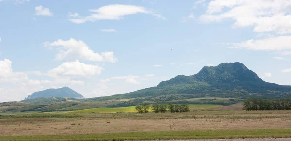 Vista de la montaña cerca de la ciudad de Zheleznovodsk, Stavropol Krai, Rusia . — Foto de Stock