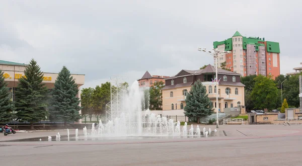 YESSENTUKI, RUSIA - 5 de agosto de 2013: La fuente en el centro de Yessentuki. Essentuki es un complejo urbano situado en las aguas minerales del Cáucaso —  Fotos de Stock