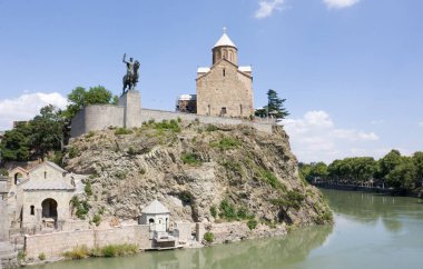Tiflis, Gürcistan - 7 Ağustos, 2013:Virgin Mary Metekhi Kilisesi ile Hatice I Gorgasali heykel Tiflis, Gürcistan