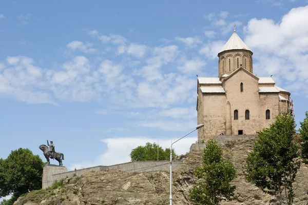 Tbilisi Georgia Agosto 2013 Iglesia Virgen María Metekhi Con Estatua — Foto de Stock