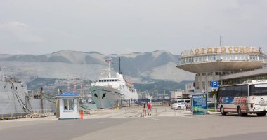 Novorossiysk, Rusya Federasyonu-Haziran 30, 2013. Deniz Novorossiysk içinde terminal. Novorossiysk Güney Rusya büyük bir sanayi kenti olduğunu
