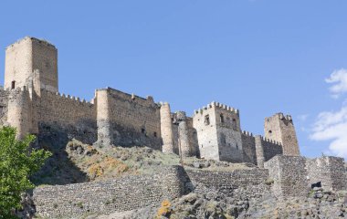 Khertvisi yüksek Güney Georgia Mtkvari Nehri kıyısında yer alan bir ortaçağ kaledir