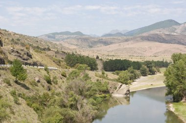 Mtkvari Nehri'nin üst ulaşır. Caucasus Gürcistan Cumhuriyeti