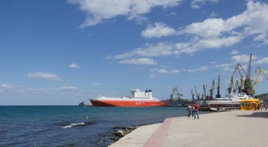 Crimea, Feodosia - 11 Haziran 2014: Krasnodar bölgesi ve Kırım araba feribot seferleri