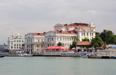 Crimea, Sevastopol, 13 Haziran 2014: Sivastopol koyda dolaşan yolcu teknesi