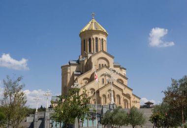 Tbilisi Holy Trinity Katedrali. Ana Katedrali Gürcü Ortodoks Kilisesi Tiflis, Gürcistan'ın başkenti bulunan bu