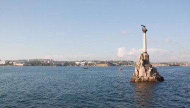 Crimea, Sevastopol - 13 Haziran 2014: Anıt evlendikten gemilere. Anıt Sivastopol ilk savunma 50'nci yıldönümü için 1905 yılında yaptırılmıştır.