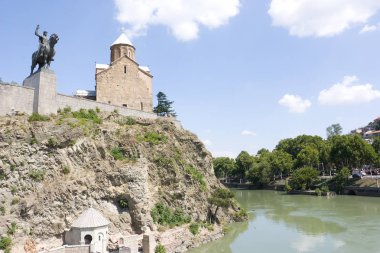Meryem Ana Metekhi Kilisesi ile Hatice I Gorgasali heykel Tiflis, Gürcistan