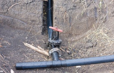 Borulara su için montajı. Plastik boru su için üretilmektedir