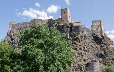 Khertvisi yüksek Güney Georgia Mtkvari Nehri kıyısında yer alan bir ortaçağ kaledir