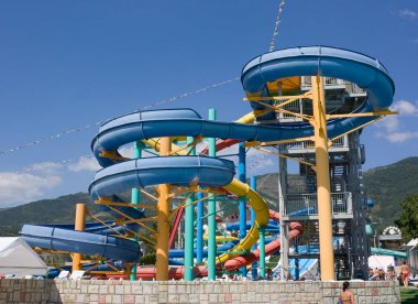 Gelendzhik, Rusya Federasyonu-Temmuz 7, 2012: Renkli tüpler, slaytlar ve aquapark 