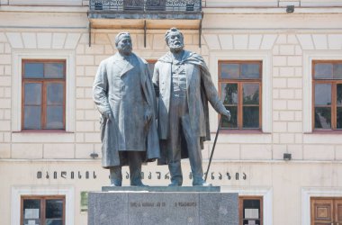 Tiflis, Gürcistan - 7 Ağustos 2013: Anıt Akaki Tsereteli ve Tiflis Ilia Çavçavadze. Gürcistan Cumhuriyeti