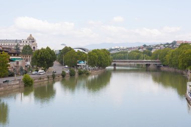 Tiflis, Gürcistan - 8 Ağustos 2013: Tiflis görünümü ve nehir Mtkvari. Tbilisi Gürcistan Cumhuriyeti başkenti