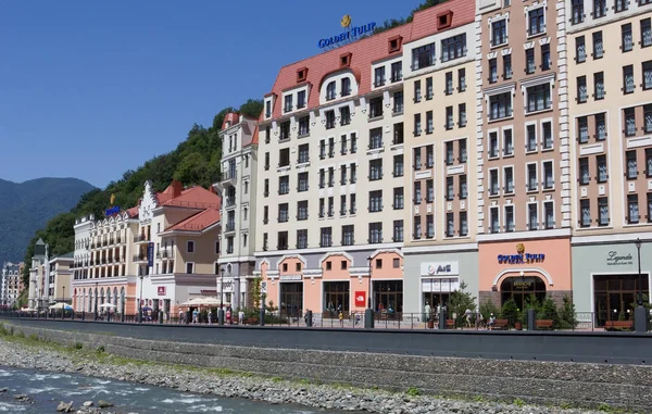 Rosa Khutor, Rusya Federasyonu - 12 Ağustos 2014: Kayak görünümlerini teleferik ile Rosa Khutor tatil. Burada Kış Olimpiyat Oyunları 2014 tüm ana yarışmalar olduğunu.
