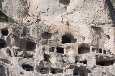 Vardzia cave city-manastır. Vardzia erusheti dağ 12. yüzyılda kazılmış ve Gürcistan ana konumlar biridir.