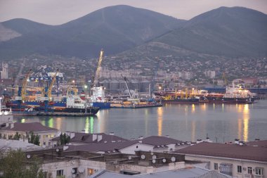 Güneş battıktan sonra Novorossiysk ticari liman manzarası. Novorossiysk Rusya'da büyük deniz limanıdır