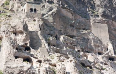 Vardzia cave city-manastır. Vardzia erusheti dağ 12. yüzyılda kazılmış ve Gürcistan ana konumlar biridir.