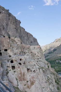 Vardzia cave city-manastır. Vardzia erusheti dağ 12. yüzyılda kazılmış ve Gürcistan ana konumlar biridir.