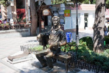 Yalta, Crimea - 10 Ağustos 2012: Yalta film stüdyo Alexander Khanzhonkov şehir merkezinde kurucusu anıt