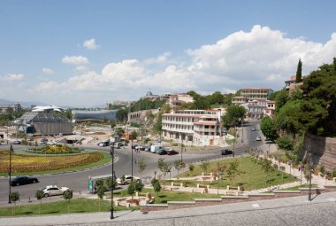 Tiflis, Gürcistan - Ağustos 07,2013: Europe Meydanı ve kafeste Park Tiflis Merkezi. Gürcistan