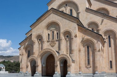 Tbilisi Holy Trinity Katedrali. Ana Katedrali Gürcü Ortodoks Kilisesi Tiflis, Gürcistan'ın başkenti bulunan bu