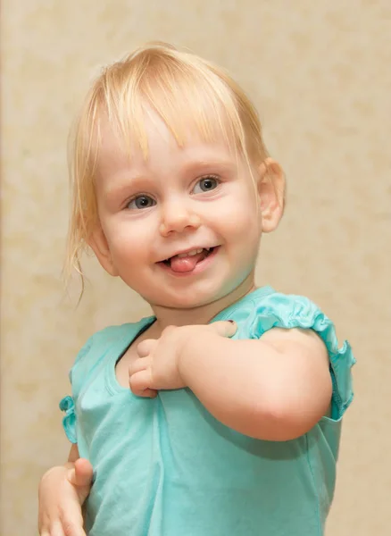 Linda Menina Loira Mostrando Língua Retrato Uma Criança Alegre — Fotografia de Stock