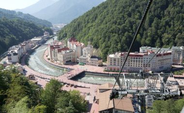 Soçi, Rusya - 14 Ağustos 2014: Ski Resort Rosa Khutor Krasnaya Polyana - popüler Merkezi Kayak ve snowboard, 2014 Kış Olimpiyatları için mekan.