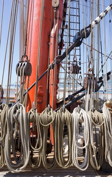 Fragment Einer Takelage Eines Segelschiffs Der Mast Einer Segelfregatte Mit — Stockfoto