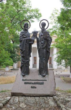 Sevastopol, Crimea - 13 Haziran 2014: Anıt Cyril ve Methodius Peter ve Paul Katedrali Sevastopol önünde