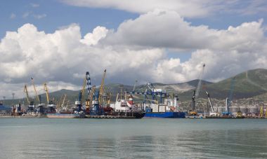 Rusya, Novorossiysk - 9 Nisan 2014: Novorossiysk sayısı ticari liman. Novorossiysk Güney Rusya'nın Karadeniz kıyısında büyük bir şehirdir