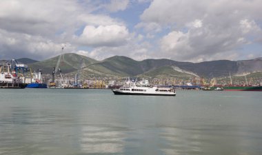 Rusya, Novorossiysk - 9 Nisan 2014: Novorossiysk sayısı ticari liman. Novorossiysk Güney Rusya'nın Karadeniz kıyısında büyük bir şehirdir