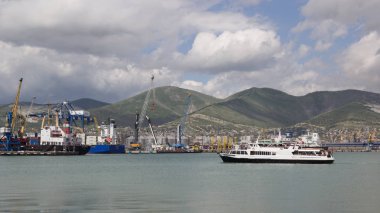 Rusya, Novorossiysk - 9 Nisan 2014: Novorossiysk sayısı ticari liman. Novorossiysk Güney Rusya'nın Karadeniz kıyısında büyük bir şehirdir