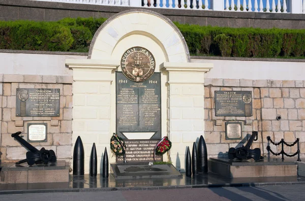 Crimea Sevastopol Июня 2014 Памятник Морякам Эскадры Черноморского Флота Расположен — стоковое фото