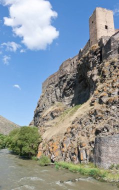 Khertvisi yüksek Güney Georgia Mtkvari Nehri kıyısında yer alan bir ortaçağ kaledir