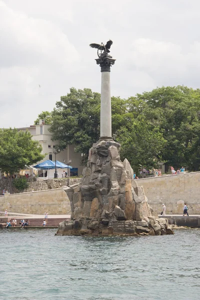 Crimea Sevastopol Июня 2014 Вид Набережную Севастополя Памятник Затонувшим Кораблям — стоковое фото