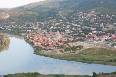 Yukarıdan Mtsheta. Mtsheta Mtsheta-Mtianeti Georgia eyaletinde bir şehirdir.