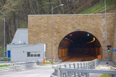 Otoyol ve araba tünel. Krasnaya Polyana, Sochi, Rusya Federasyonu için yol
