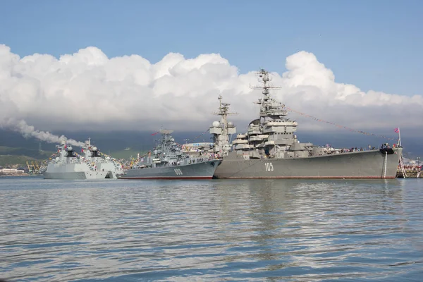 俄罗斯 Novorossiysk 2014年5月9日 海湾与俄罗斯和中国军舰的看法 — 图库照片