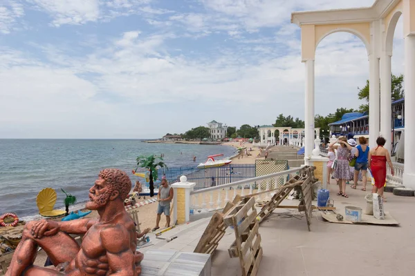 Jevpatorija Crimea Juni 2014 Statue Van Hercules Aan Waterkant Het — Stockfoto
