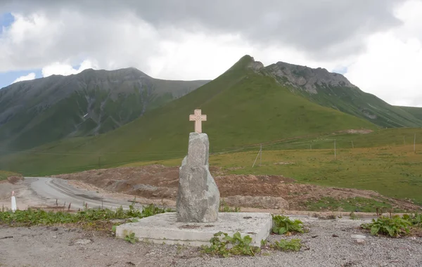 기념물은 통과에 크로스 Gudauri Pass 2379 높이에서 그루지야 군사도 블라디캅카스 — 스톡 사진