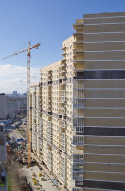 Krasnodar, Rusya Federasyonu - 13 Şubat 2016: yüksek binalar inşaat. İnşaat vinçleri ve yapım aşamasında bulutlu gökyüzü karşı bina yüksek doğmak