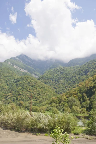 阿布哈兹的高加索山脉 美丽的山风景与云彩 — 图库照片
