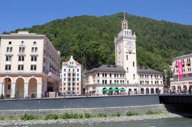 Soçi, Rusya - 14 Ağustos 2014: Ski Resort Rosa Khutor Krasnaya Polyana - popüler Merkezi Kayak ve snowboard, 2014 Kış Olimpiyatları için mekan.