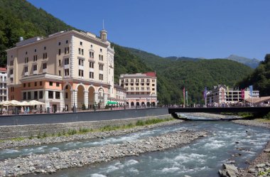 Soçi, Rusya - 14 Ağustos 2014: Ski Resort Rosa Khutor Krasnaya Polyana - popüler Merkezi Kayak ve snowboard, 2014 Kış Olimpiyatları için mekan.