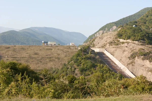 Presa Zhinvali Una Presa Hidroeléctrica Río Aragvi Las Montañas Del — Foto de Stock